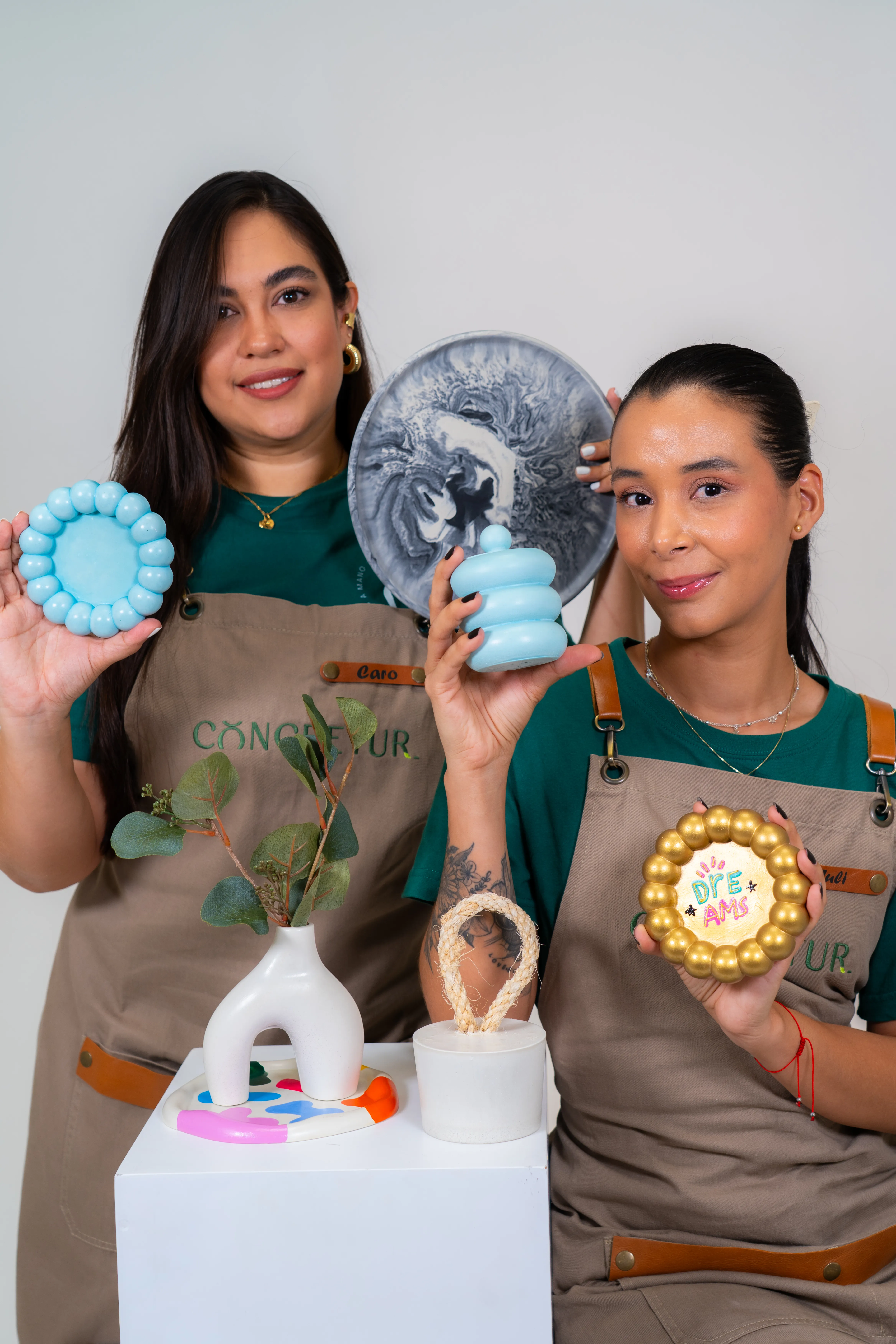 Carolina y Juliana en proyecto de diseño